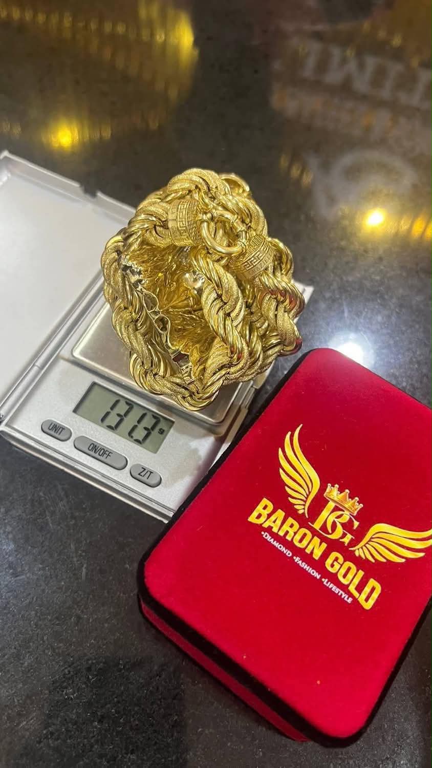 Gold chain weighed beside a Baron Gold box