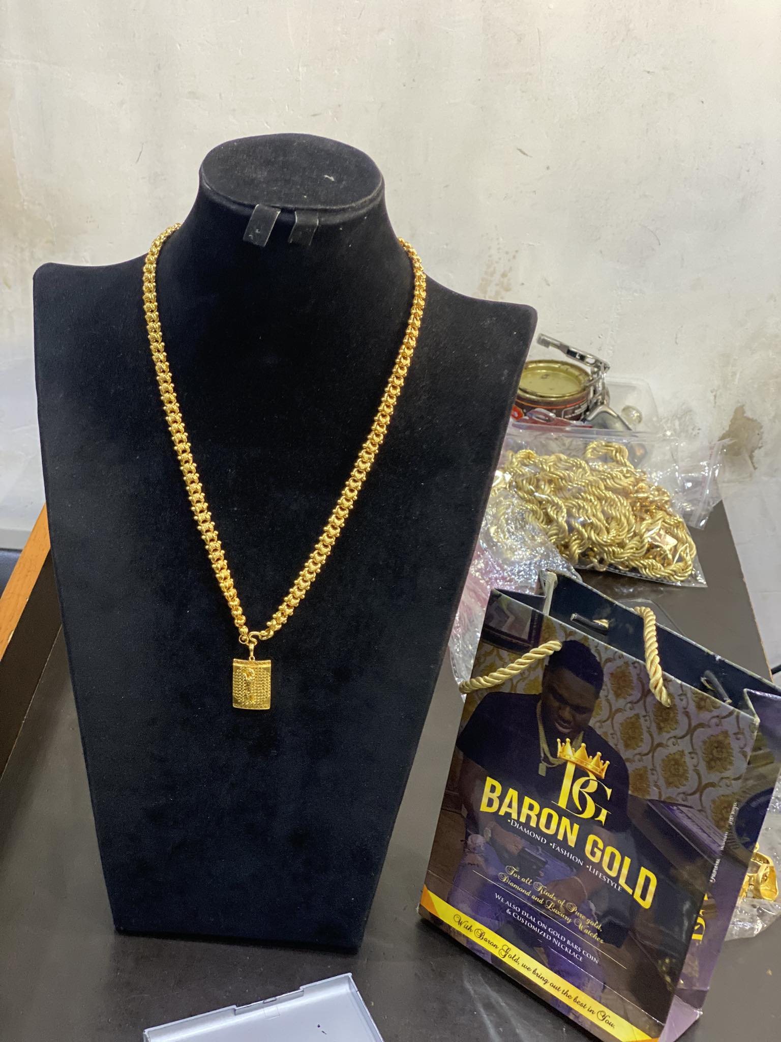 Box chain with bar pendant