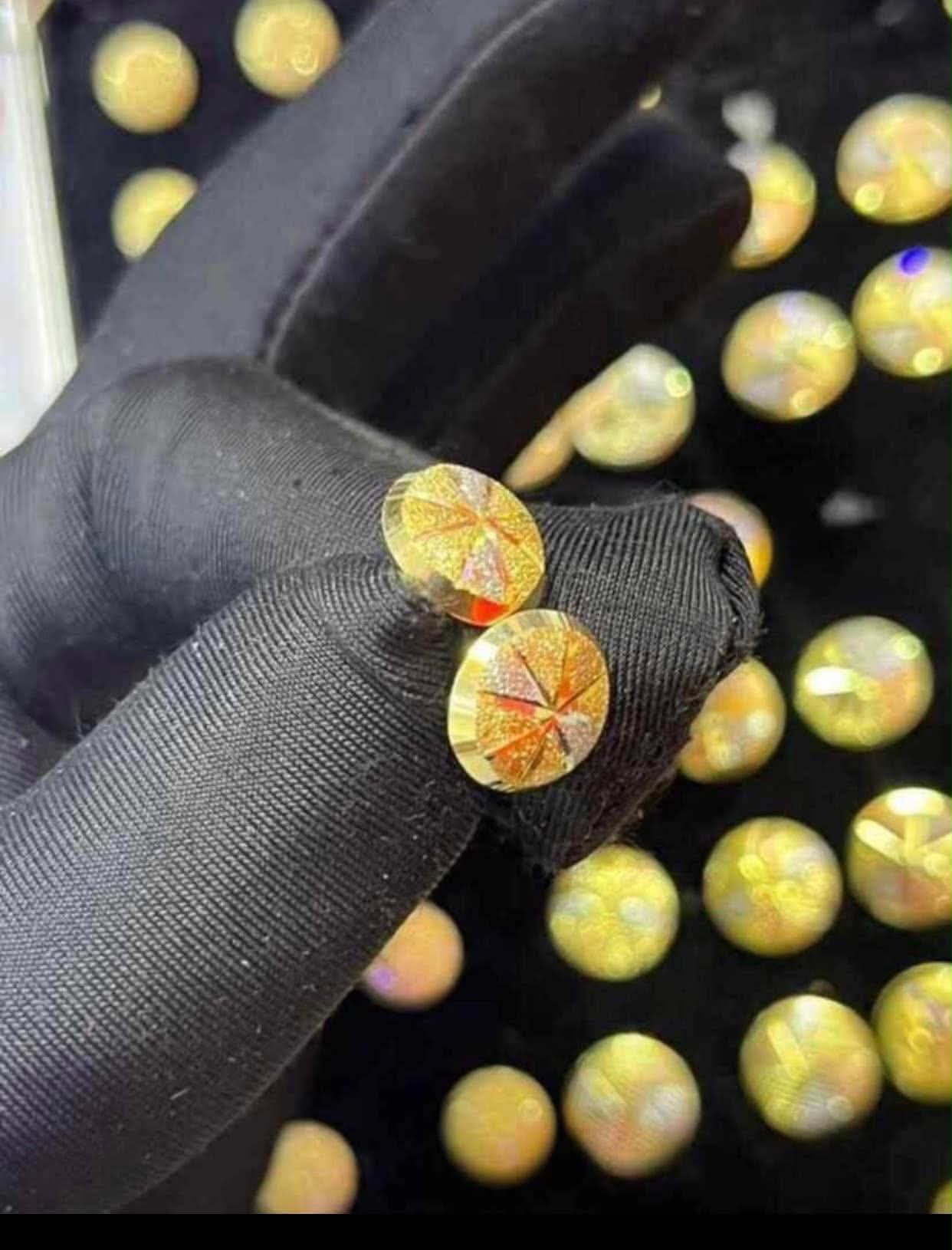 Diamond-cut gold studs