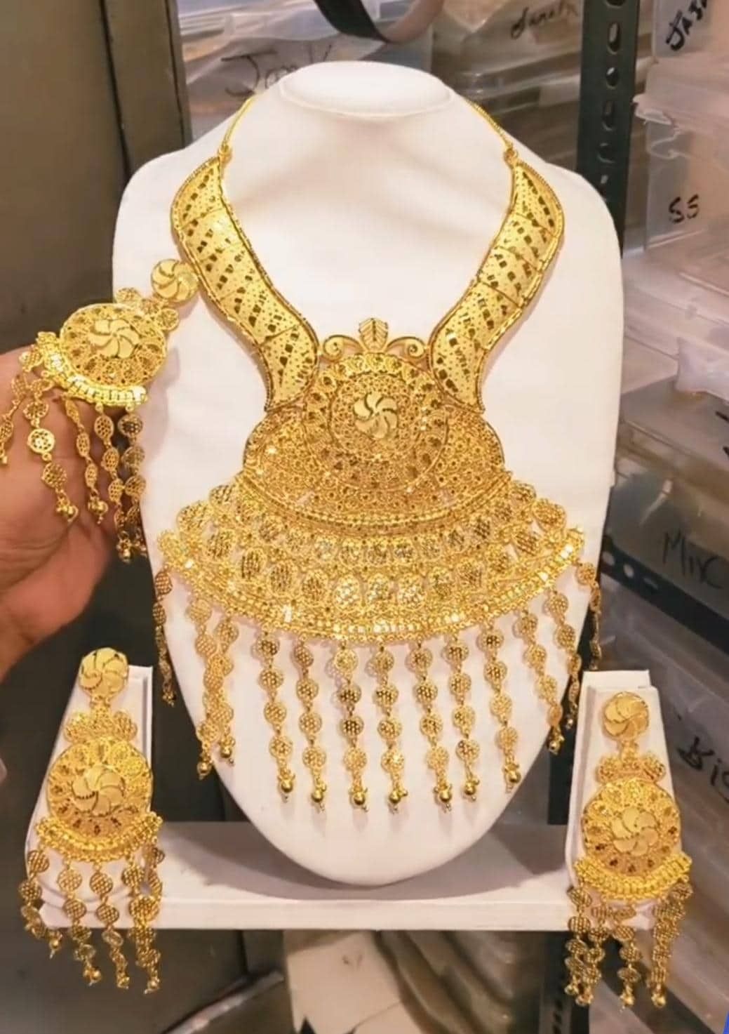 Grand gold Dubai-style bridal necklace set