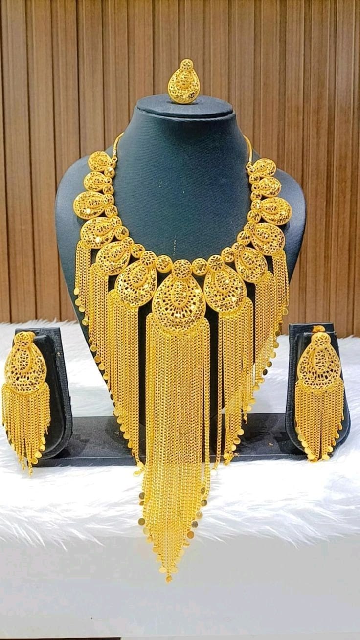Gold tassel jewelry set